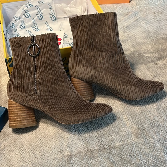 Sbicca Corduroy Menlee Side Zip Bootie, Brown/Taupe Size 7 - Picture 2 of 9